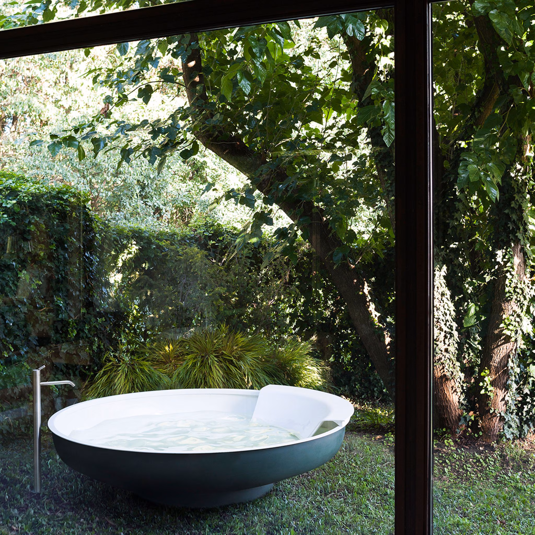 freistehendebadewanne-agape-outdoor-ufo-benedini-associati-jpg–78398-